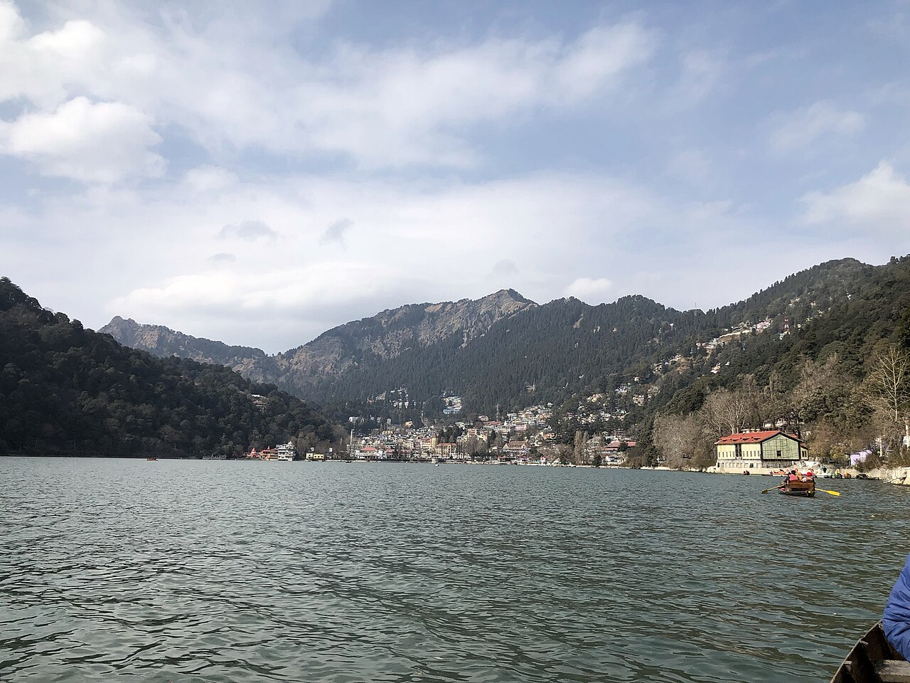 Mountain lake holiday with Bats Traveller